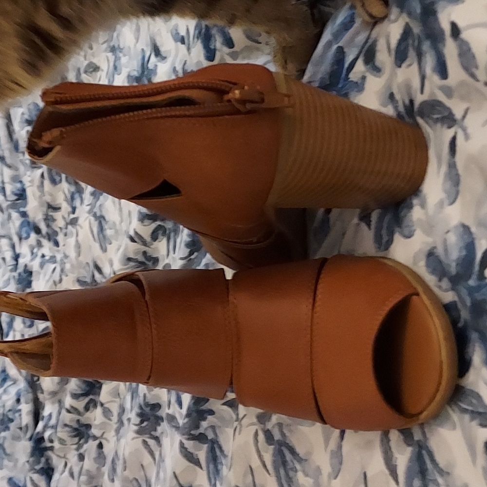 Open toe ankle boot - Picture 2 of 3